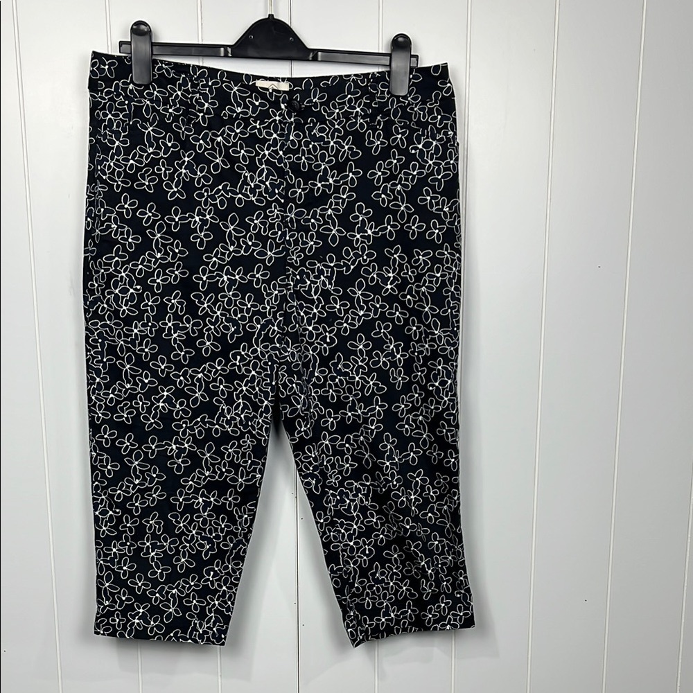 St. John’s Bay Womens Capri Pants 12 Navy Blue/White Button/Zip Fly Pockets NWOT